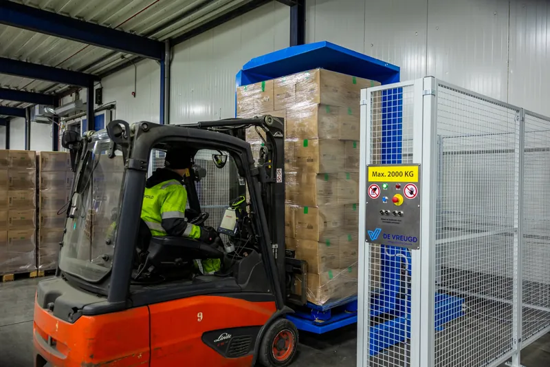 Le PalletRotator serre une palette complète pour changer la palette
