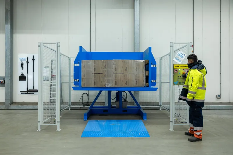 PalletRotator avec palette basculée dans un entrepôt frigorifique